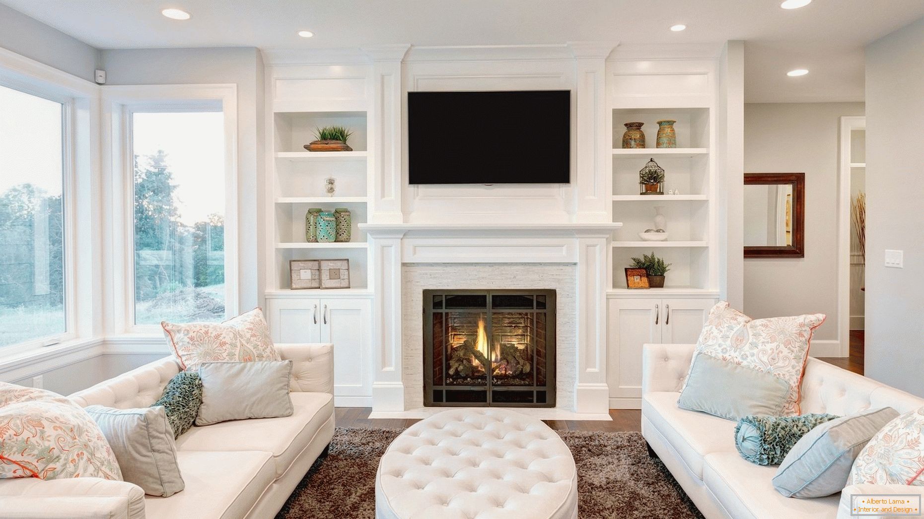 Bílý nábytek v interiéru obývacího pokoje