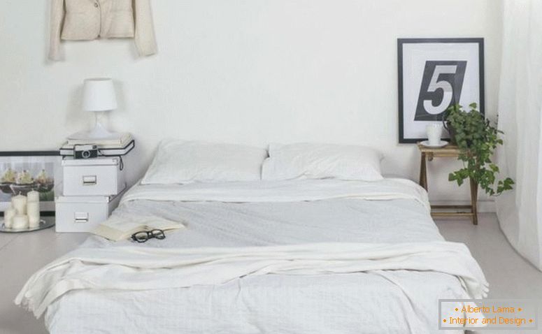 minimalistický-bílý-ložnice-design-s-postel-a malý-dřevěný-vedlejší stůl