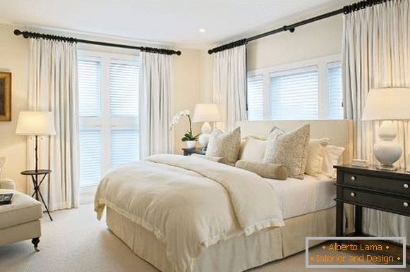 Krásná ložnice s bílým dekorem