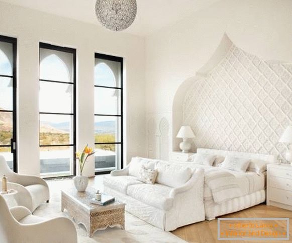 Interiér bílé ložnice v marockém stylu