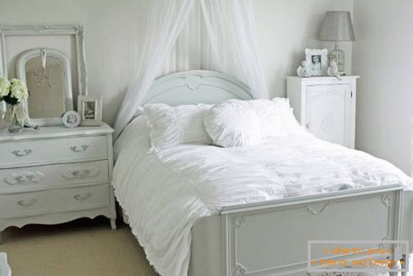 Romantická ložnice s bílou postelí a dekor