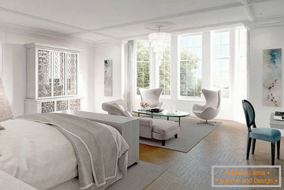 Bílá šedá ložnice s krásným nábytkem