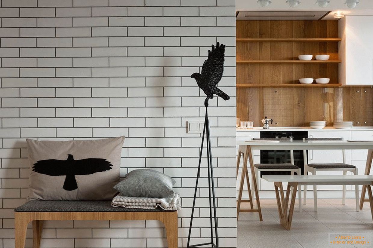 Černé ptáky v interiéru s bílými stěnami