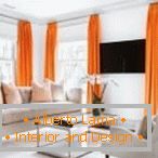 Oranžové závěsy v bílém interiéru