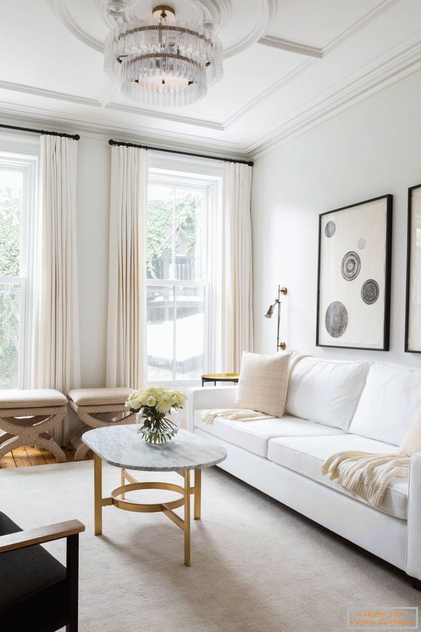 Obývací pokoj v klasickém stylu a bílé barvy
