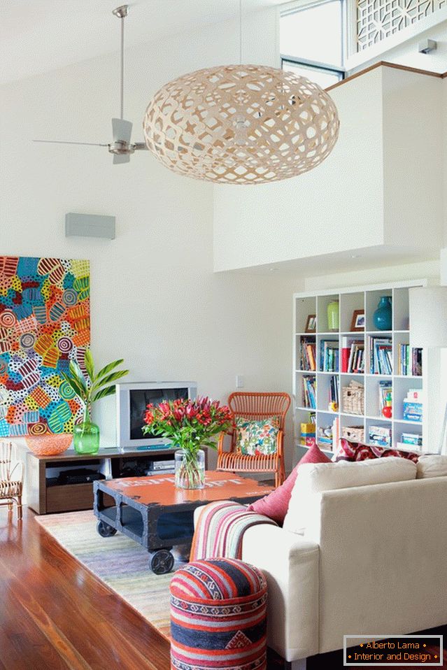 Myšlenky kombinace květin s bílým v interiéru obývacího pokoje