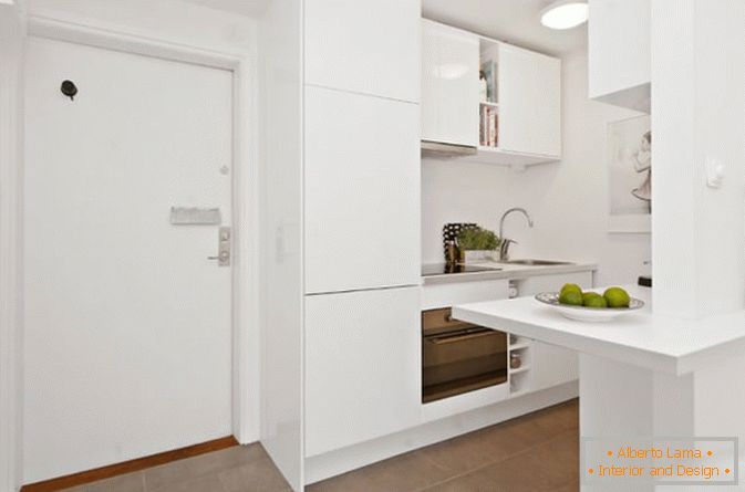 Kuchyňský apartmán v bílé barvě