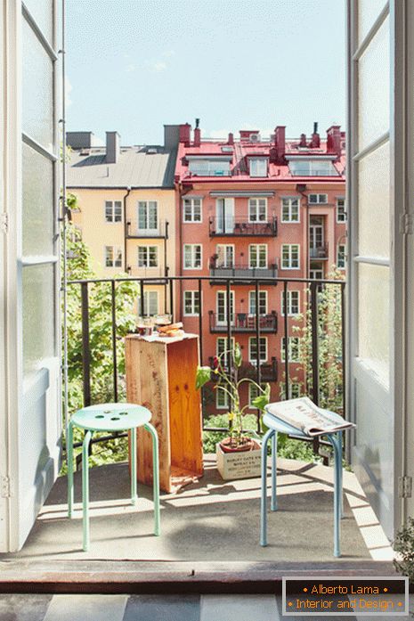 Malý balkon s výhledem na město