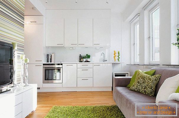 Obývací pokoj s kuchyní v bílé barvě