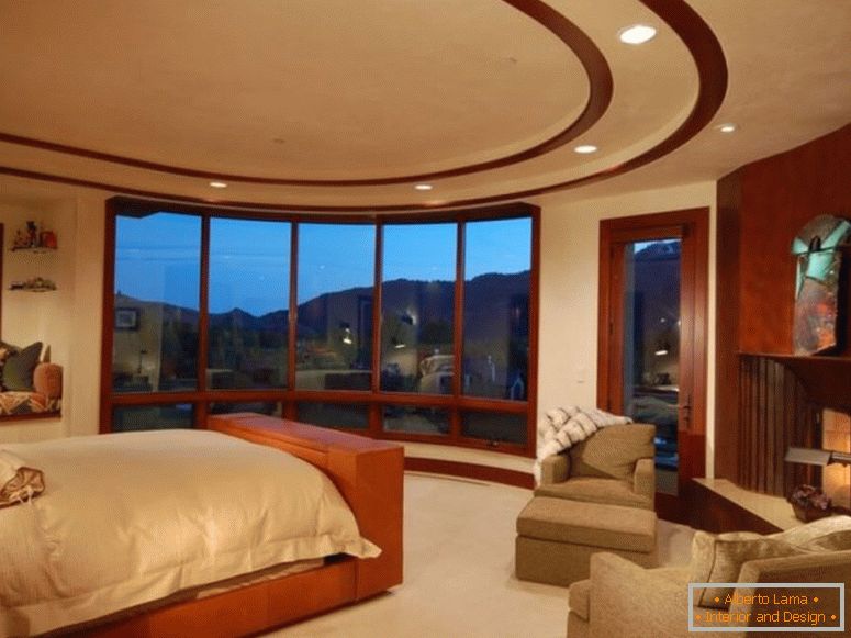 velká-master-ložnice-s-vestavěný-den-bed-bay-okno-balkon