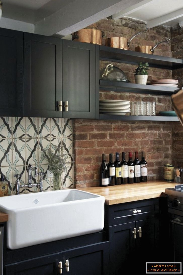design-černá-kuchyně-foto-interiér-kachlová-zástěra-dřevěné-countertop