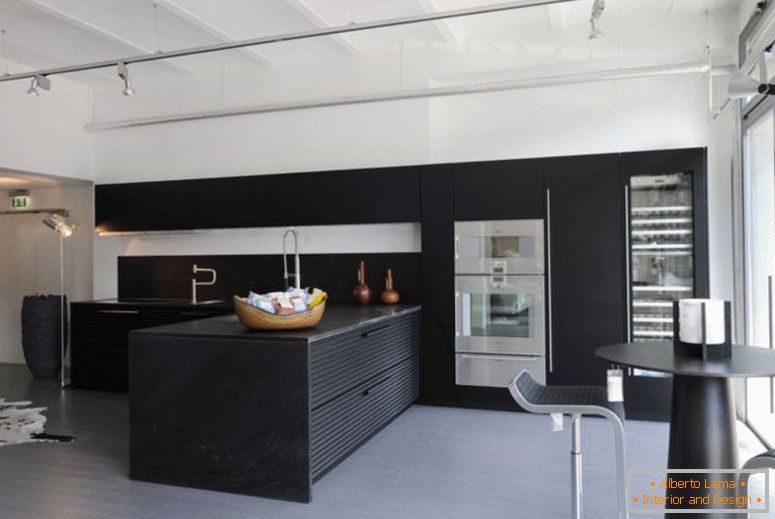 černá barva dřevěná kuchyňská skříňová barva černá barva dřevěná kuchyně ostrovní modrá barva dřevěná vitrína světle šedě obarvená dřevěná podlaha hliníkový rám s posuvnými dveřmi