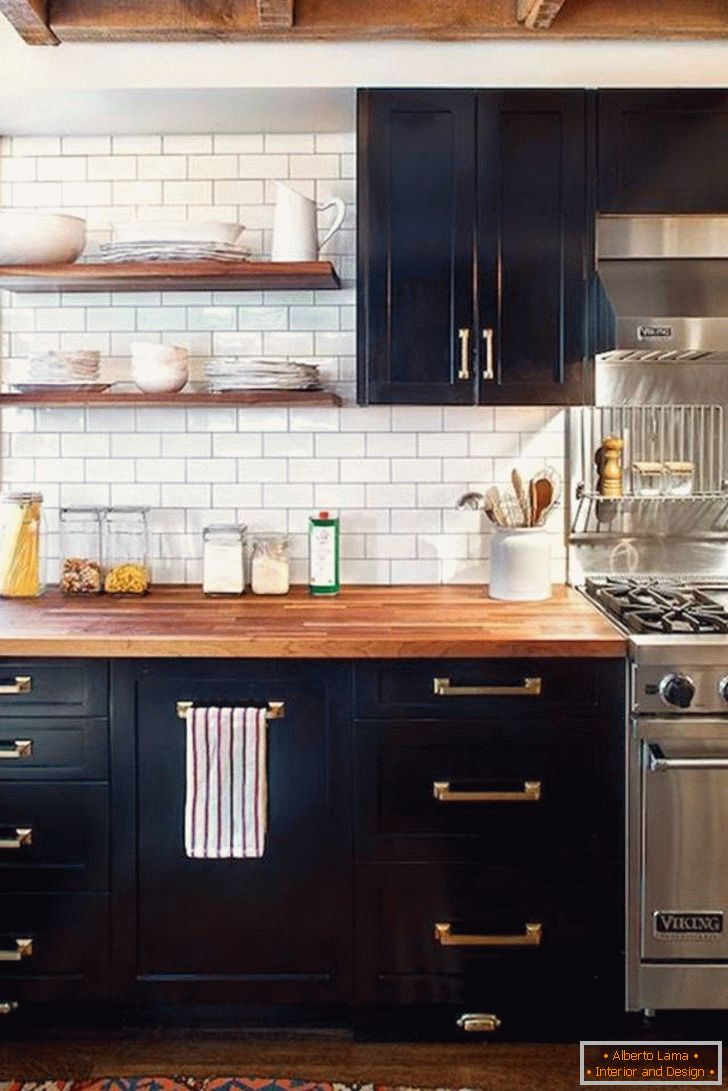 design-černá-kuchyně-foto-interiér-dřevěné-stolní-top-dlaždice-dlaždice