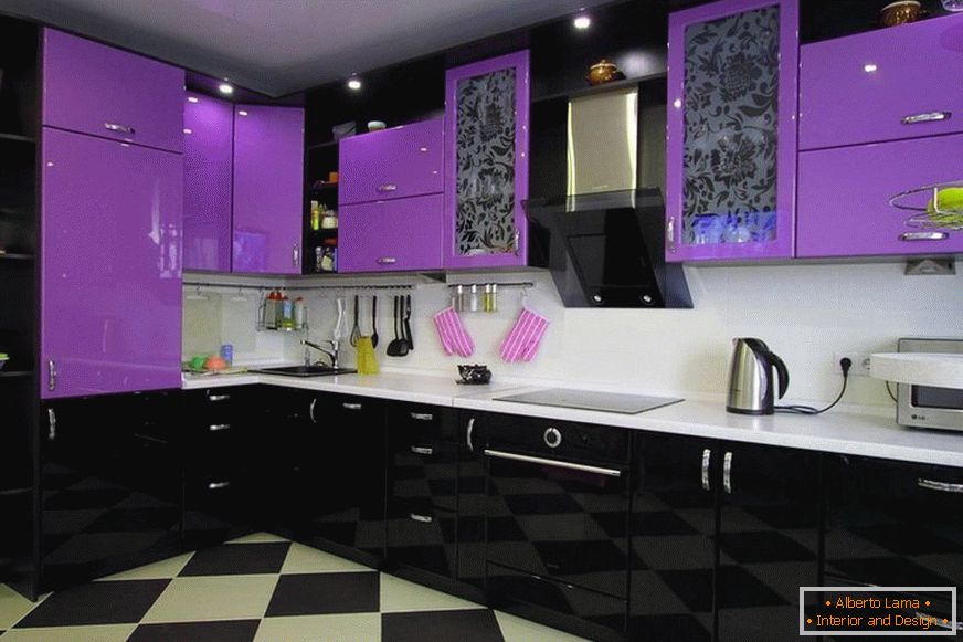 Černá a fialová lesklá kuchyně
