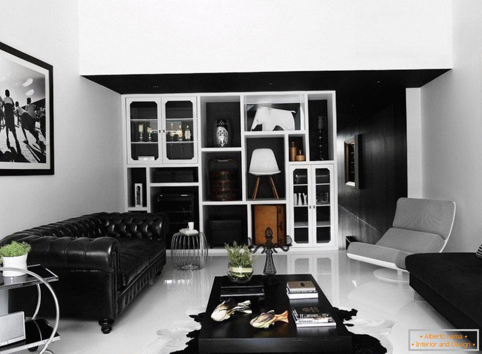 Bílá podlaha a černý nábytek