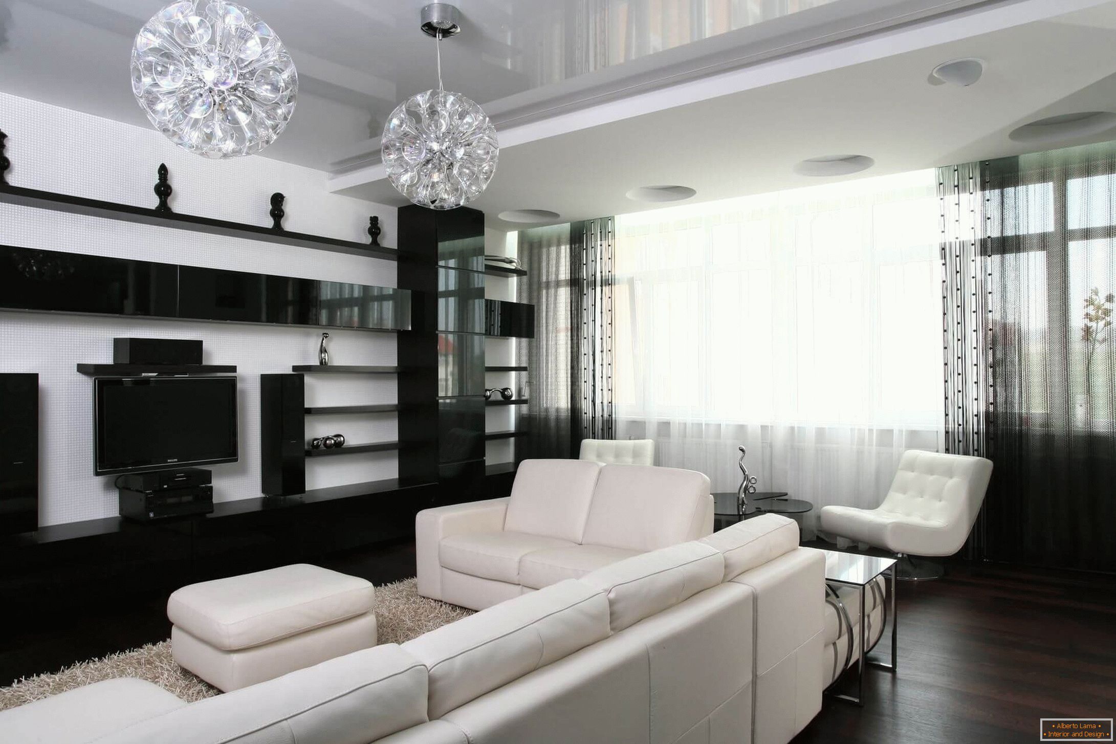 Černé regály v obývacím pokoji