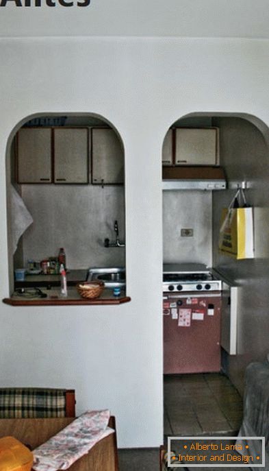Kuchyně před rekonstrukcí je oddělena od obývacího pokoje obloukem
