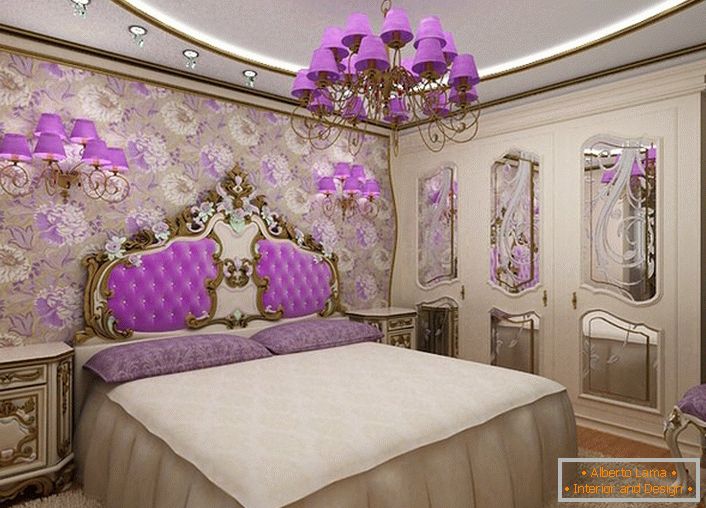 Tapeta s jemnými barvami v tónu postele a plafondy na lustru a lampách.