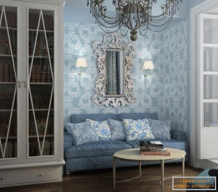 Pokoj pro hosty v modrých tónech. Dekorace zeď je vybírána podle požadavků barokního stylu.