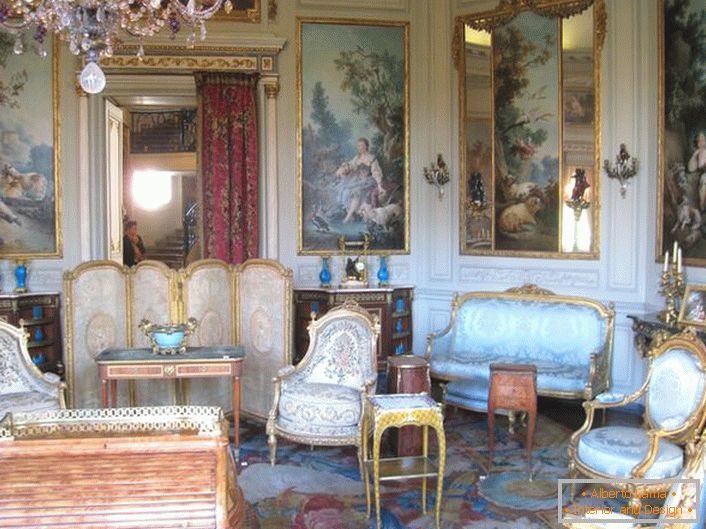 Tapety, které imitují staré obrazy, v barokním stylu pokoje. 