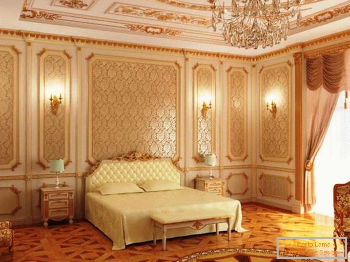 Zlaté vzory dokonale zapadají do celkového složení barokního stylu. Stylová ložnice pro pár.