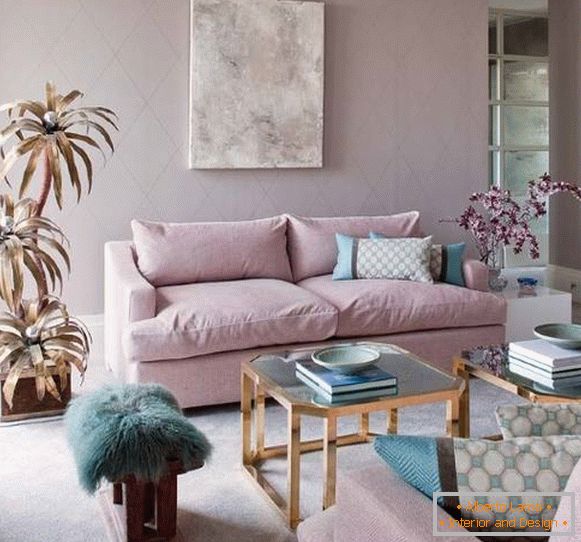Návrh obývacího pokoje v světle růžové a modré tóny