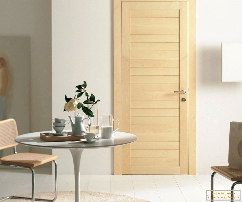 Lehký interiér s lehkými dřevěnými dveřmi
