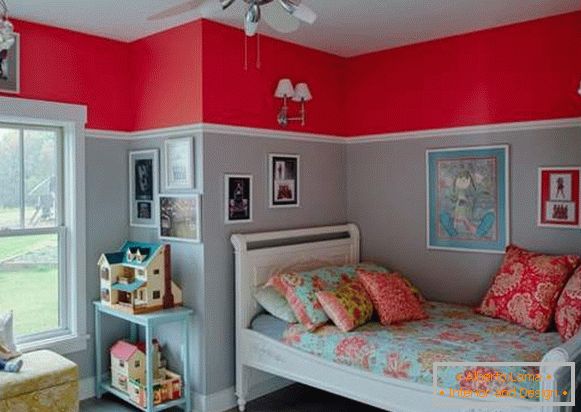 Kombinace červené a modré barvy v interiéru dětského pokoje