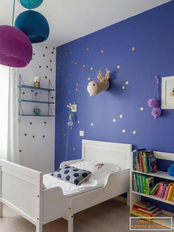 Modré zbarvení stěn v dětském pokoji s výzdobou fialové