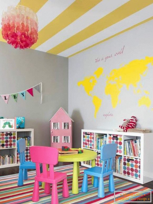Kombinace jasných barev v dětském pokoji