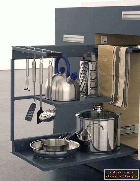 Vertikální skladovací systém v kuchyni