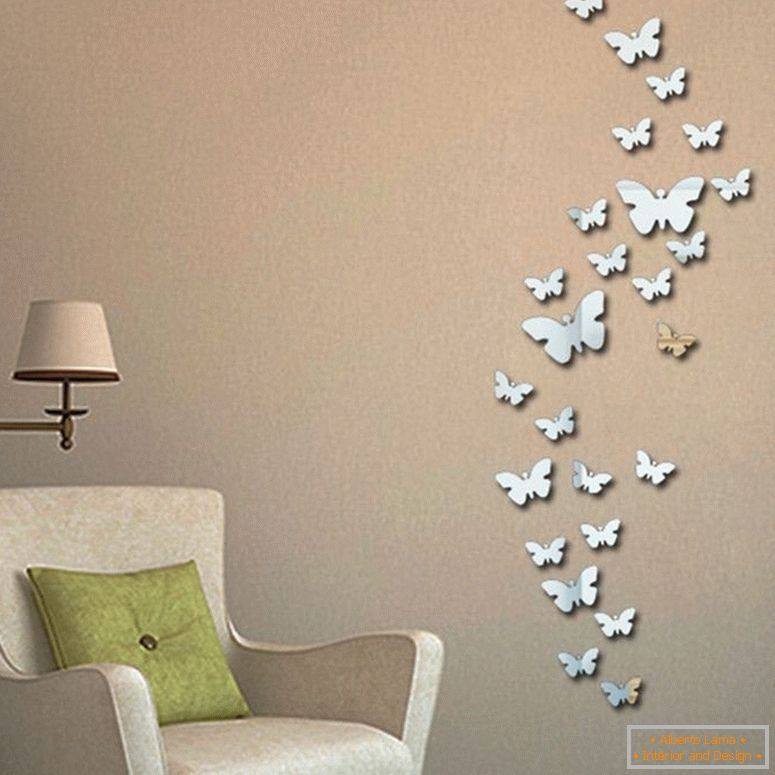 Zrcadlové motýly na zdi