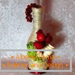 Láhev s dekorací z ovoce a džbánků