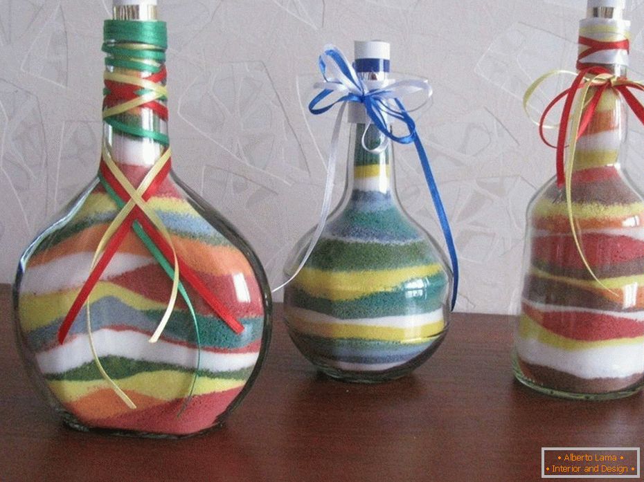 Láhve různých tvarů s barevnou solí