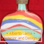 Kombinace vrstev barevné soli v lahvi
