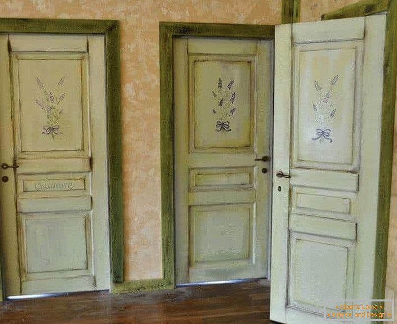 Staré dveře se hodí do stylu Provence a Vintage