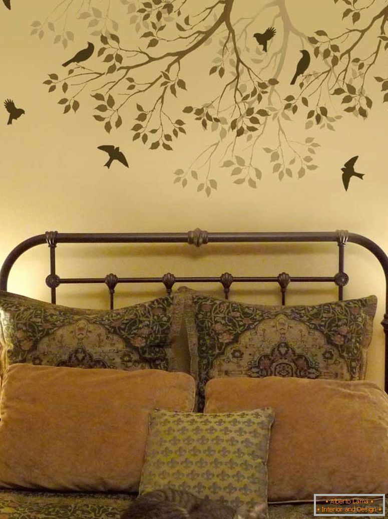 Strom s ptáky nad postelí