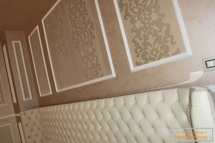 Použitím takového designového řešení - bohatého tapetu v barvě interiéru nebo tvarování zdůrazňuje klasický styl obývacího pokoje. Hlavní věc je pozorovat symetrii a zlatý průměr proporcí.