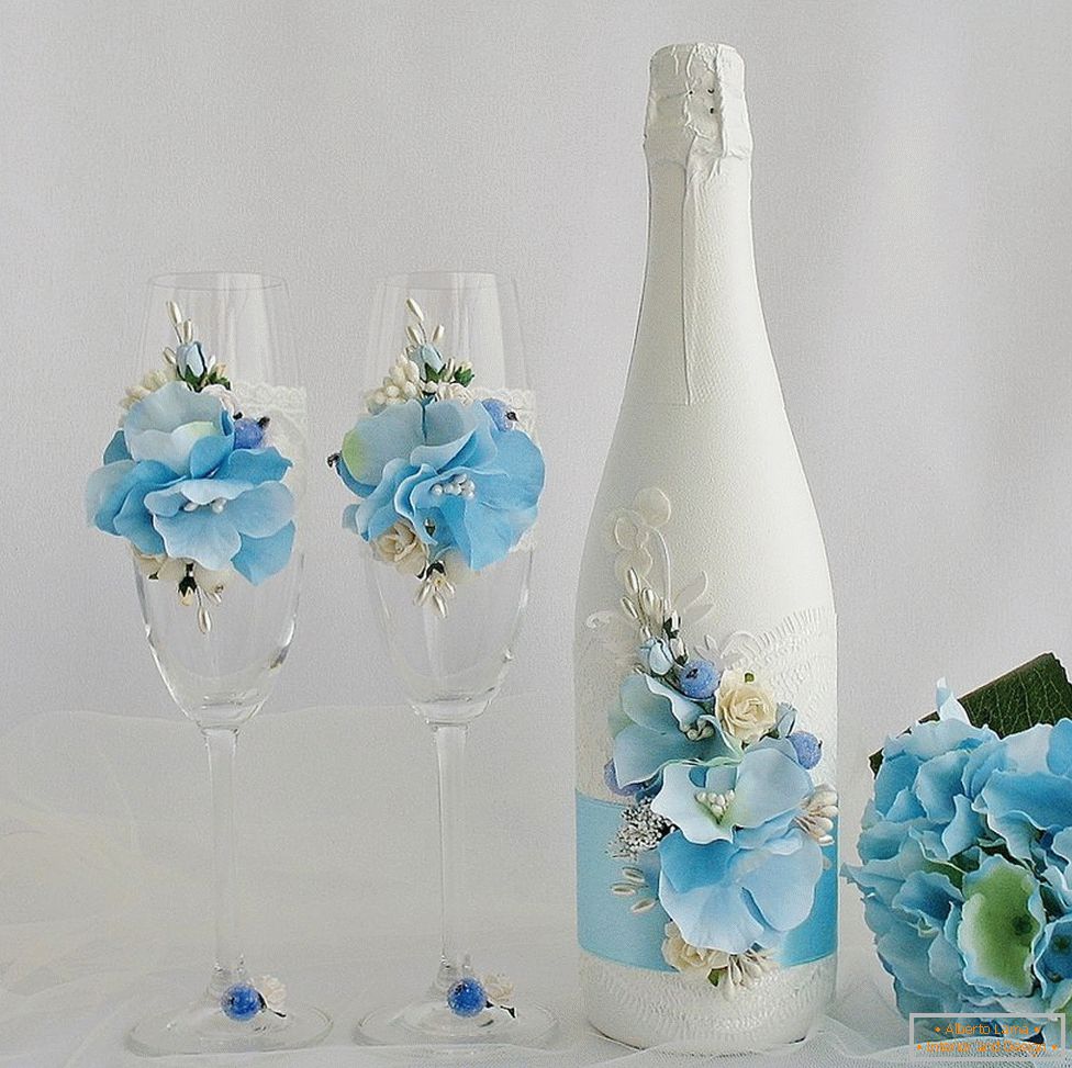 Dekorace svatebních lahví a lahví s květinami