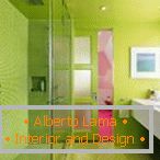 Skleněná sprcha a zelené stěny