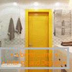 Žluté dveře ve světlé koupelně
