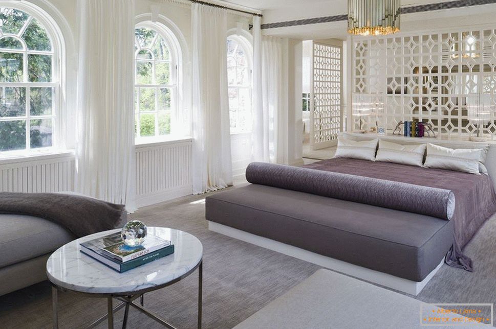 Poloprůhledná vyřezávaná přepážka mezi obývacím pokojem a ložnicí