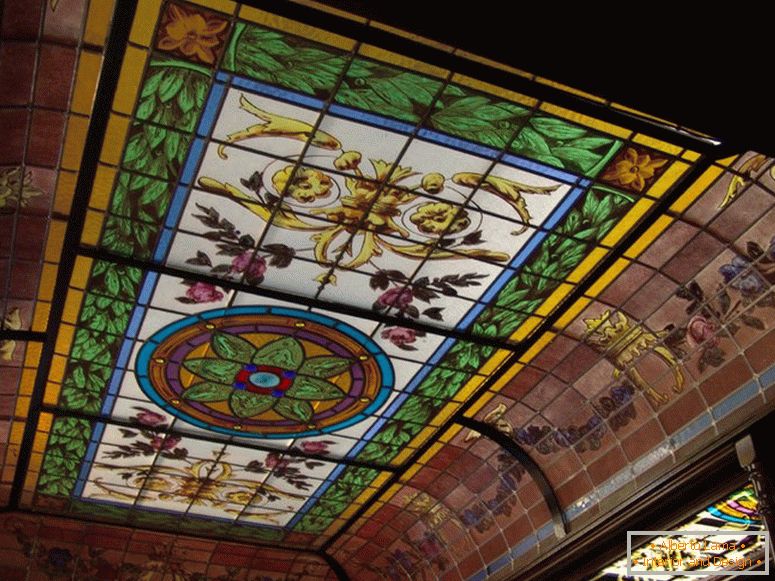 Dekorace stropu z vitrážového skla