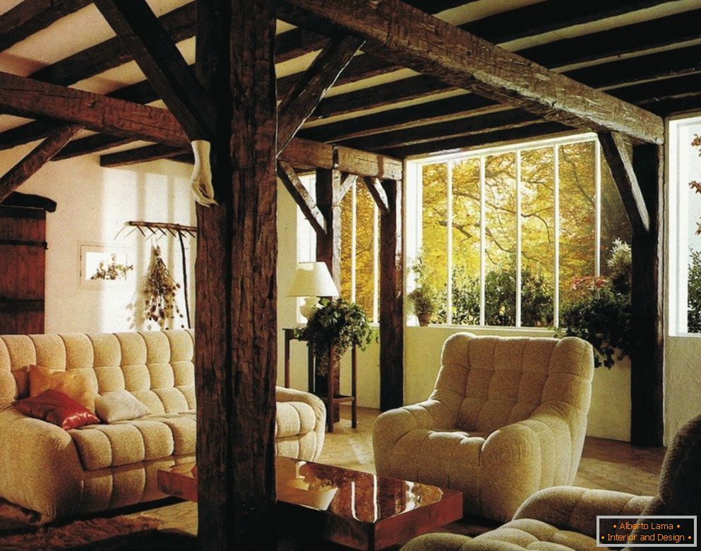 Dřevěné trámy v interiéru obývacího pokoje