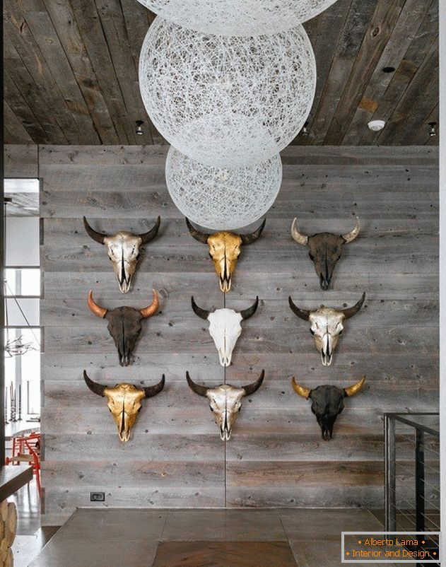Nástěnná dekorace s hlavami býků