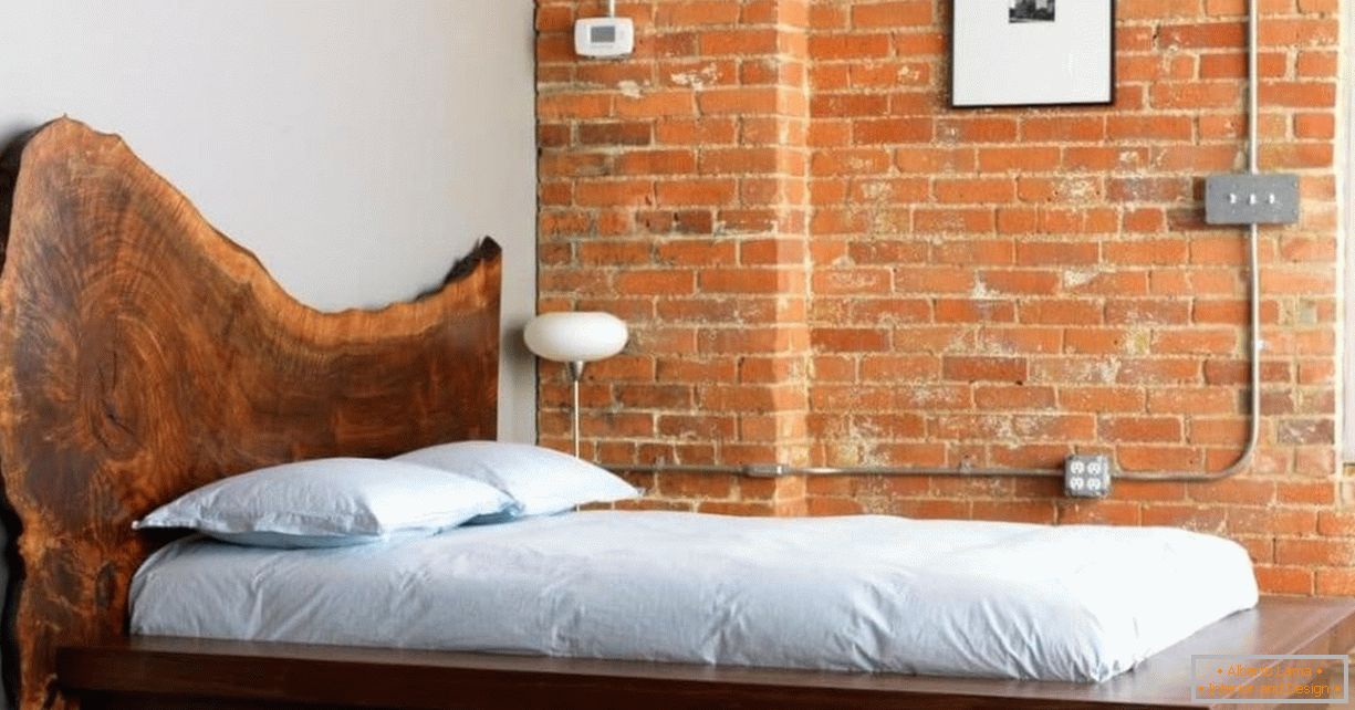 Krásné řezané dřevo na hlavě postele