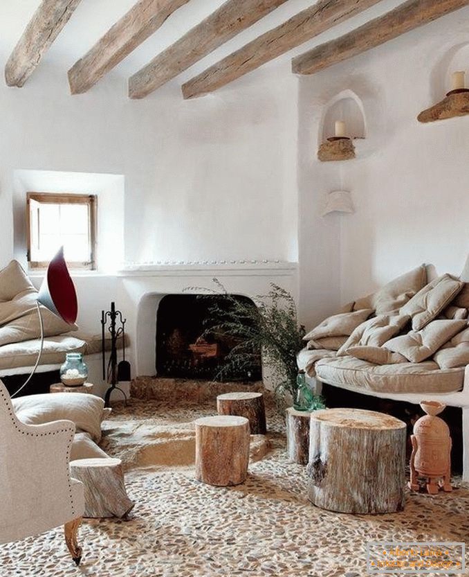 Použití dřeva v obývacím pokoji ve stylu rustikování