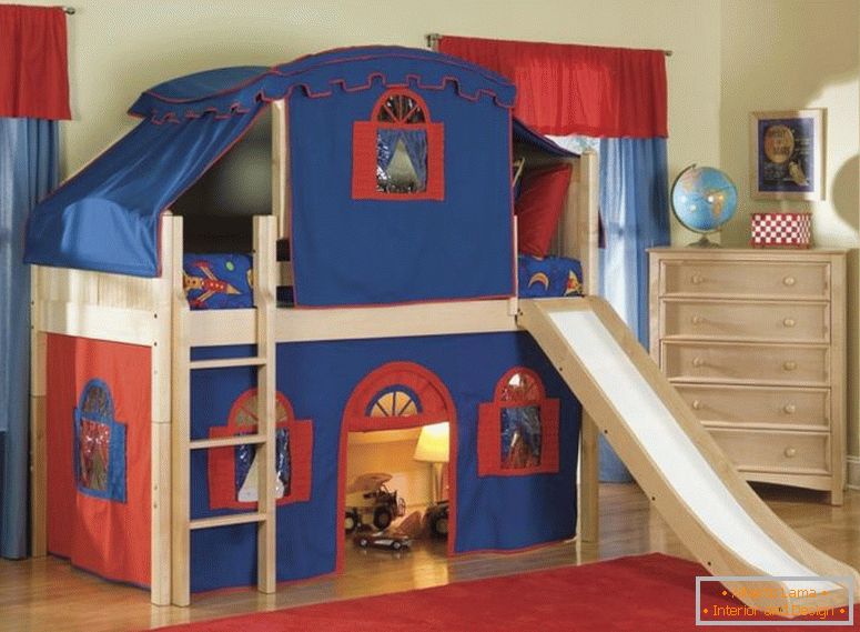 úžasné-chladné-dětské-postele-se-krém-dřevěný-postele-postel-stan-být-vybavena-červená-modrá-fabric-stan-on-the-beds-a-jasný-hnědý- koberce v blízkosti skleněných koberců - dřevěné podlahy s dětmi-b