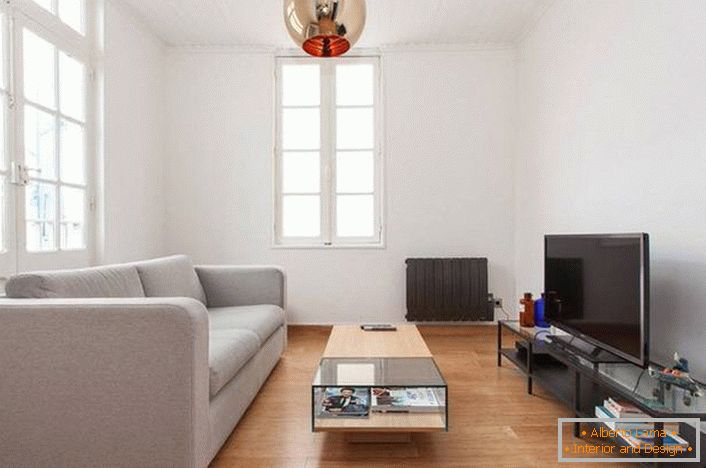 Malá pohovka v high-tech stylu je také vhodná pro dekoraci interiéru ve stylu minimalismu nebo art deco.
