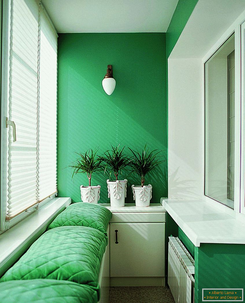 Balkon s bílo-zeleným interiérem
